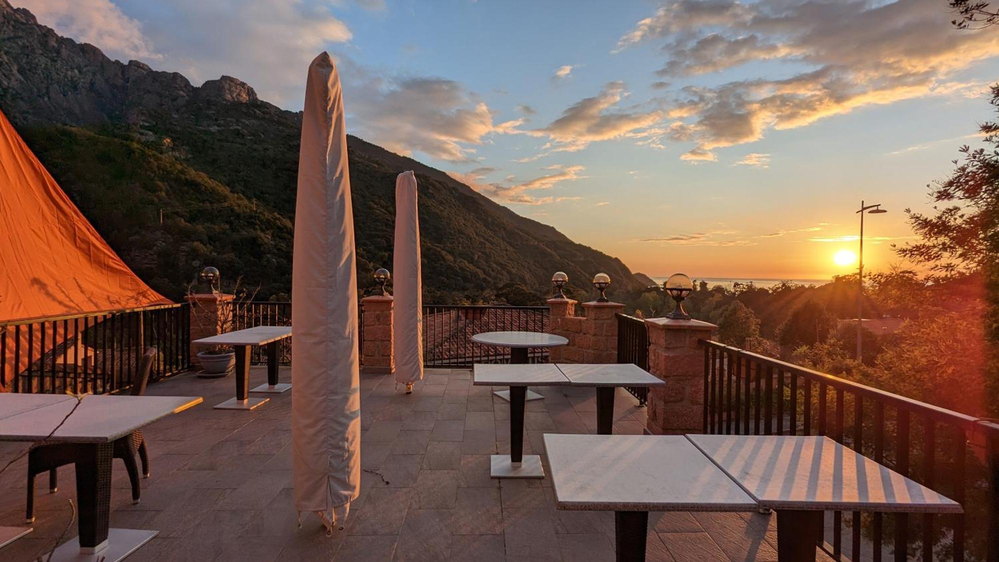 Le Porto T3 55m2 Vue Immeuble Traditionnel En Pierre De Taille Avec Prestations Exceptionnelles Barbecue Ordinateur Videosurveillance Terrasse Panoramique *