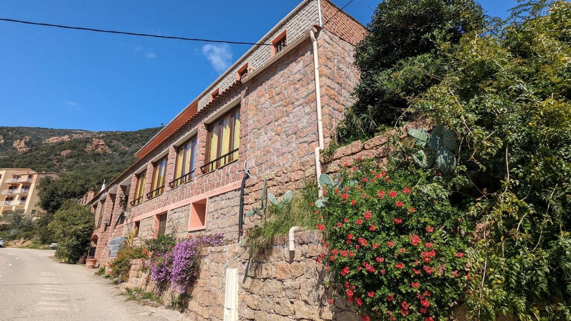 Le Porto T3 55m2 Vue Immeuble Traditionnel En Pierre De Taille Avec Prestations Exceptionnelles Barbecue Ordinateur Videosurveillance Terrasse Panoramique *