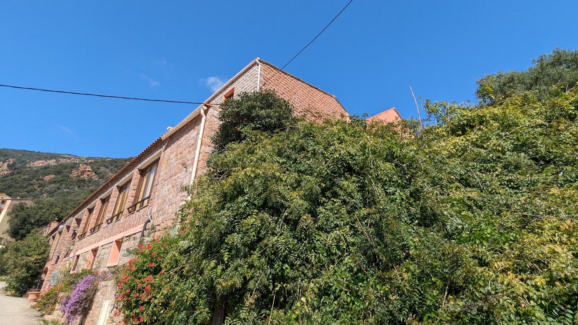 Le Porto T3 55m2 Vue Immeuble Traditionnel En Pierre De Taille Avec Prestations Exceptionnelles Barbecue Ordinateur Videosurveillance Terrasse Panoramique Apartamento Porto (Corsica)