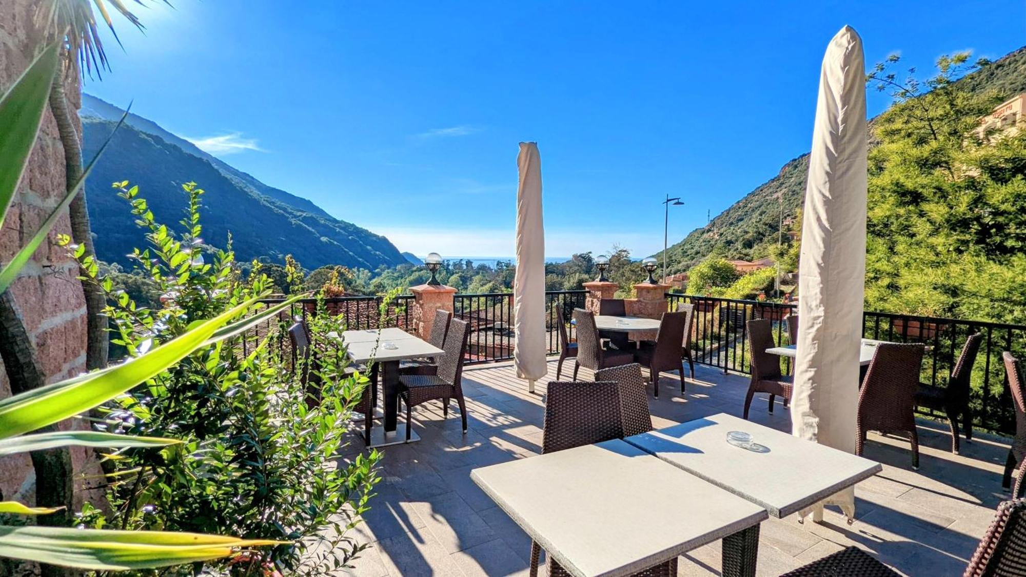 Le Porto T3 55m2 Vue Immeuble Traditionnel En Pierre De Taille Avec Prestations Exceptionnelles Barbecue Ordinateur Videosurveillance Terrasse Panoramique * Porto (Corsica)