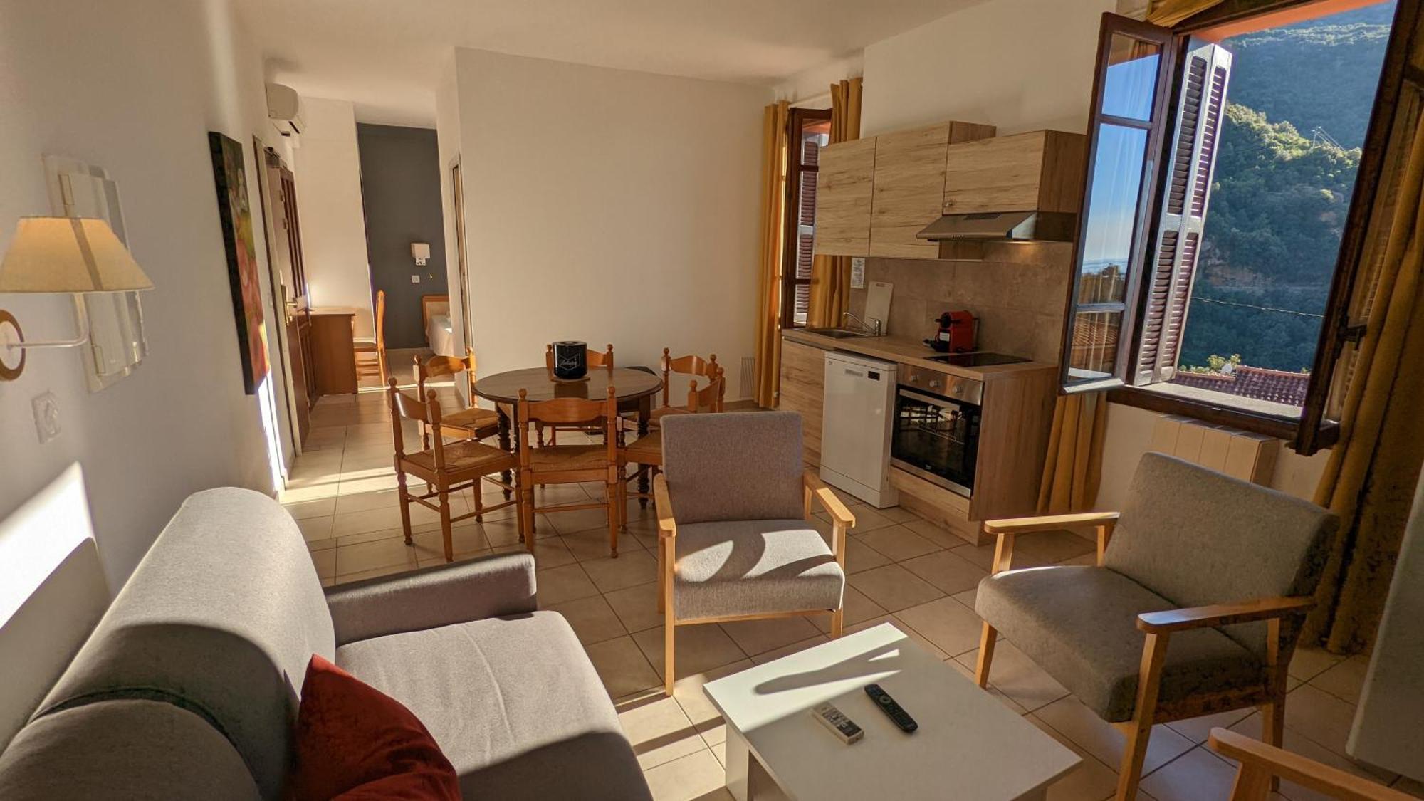 Le Porto T3 55m2 Vue Immeuble Traditionnel En Pierre De Taille Avec Prestations Exceptionnelles Barbecue Ordinateur Videosurveillance Terrasse Panoramique